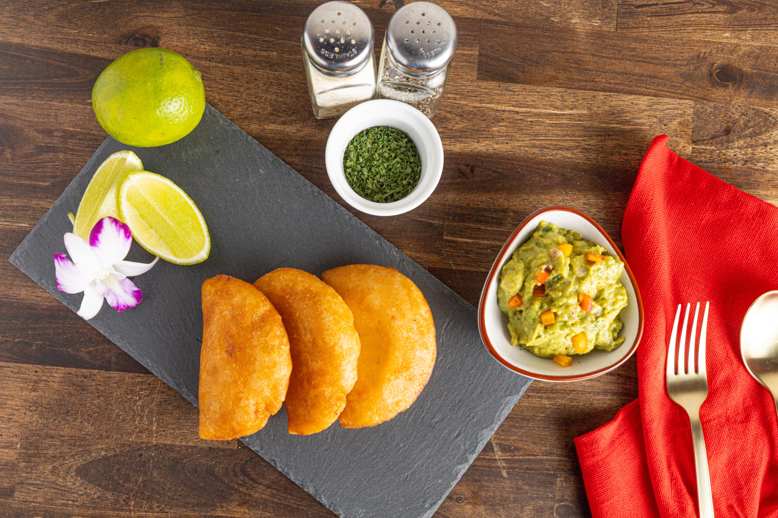 CESTA DE EMPANADAS VARIADAS